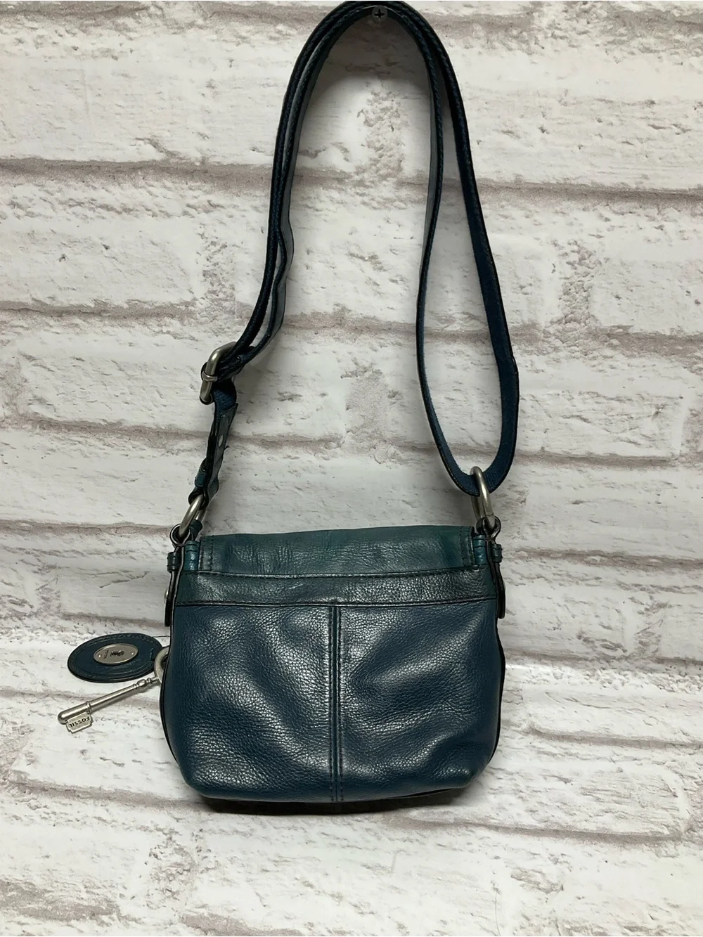 Fossil compact leather